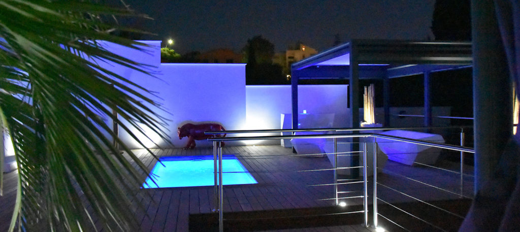 petite piscine citadine de nuit