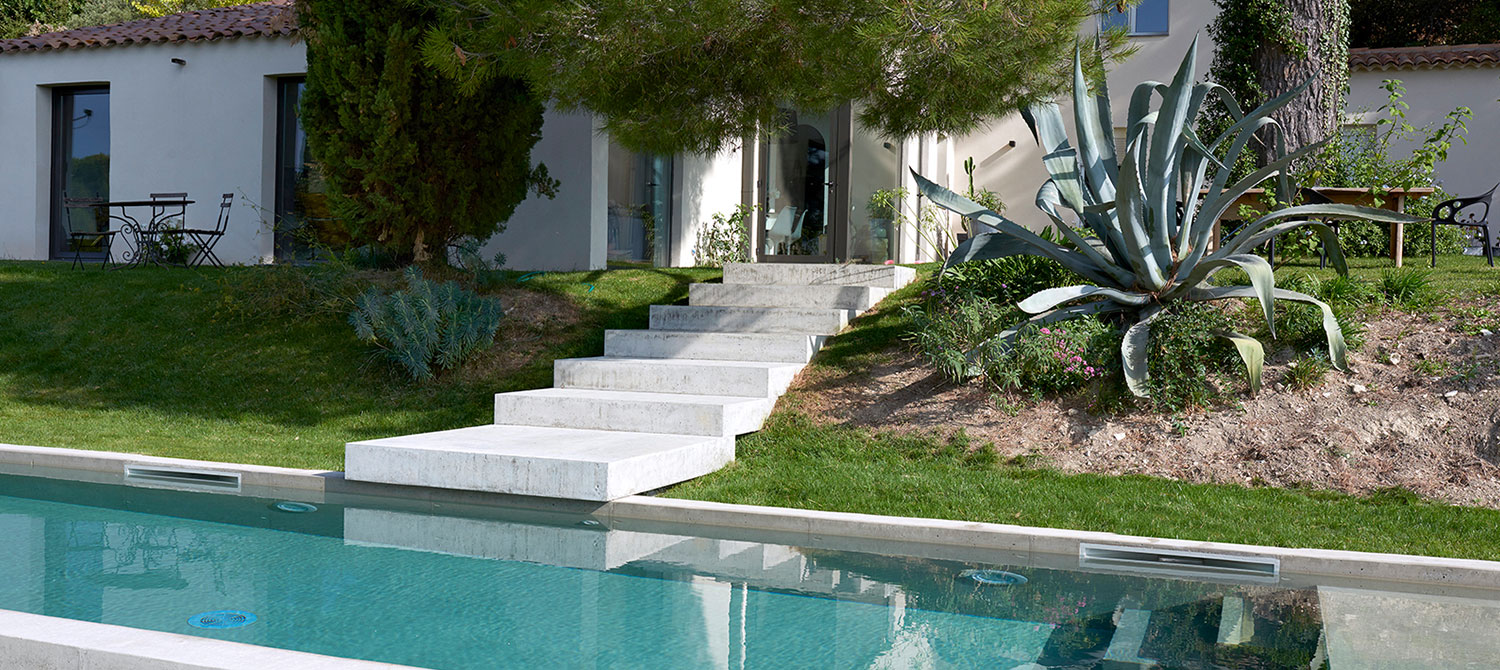 escalier piscine en béton