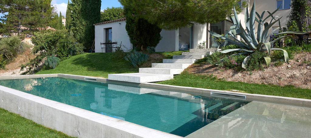 piscine en béton brute avec plage immergée