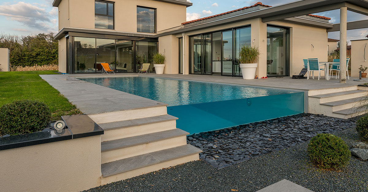 piscine à débordement sur paroi de verre