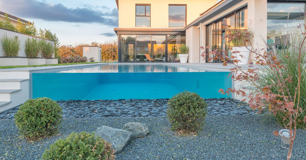 piscine avec paroi vitrée paysagée