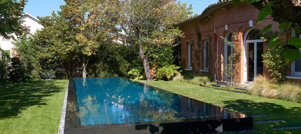 longue piscine miroir