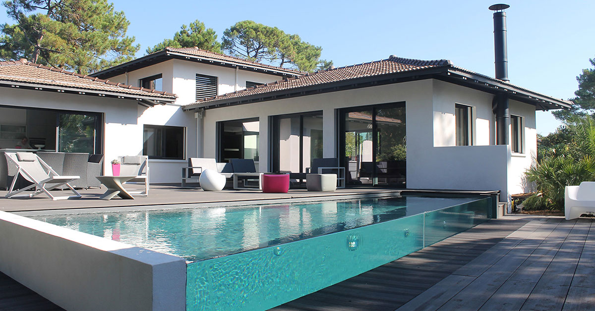 piscine à débordement sur parois verre