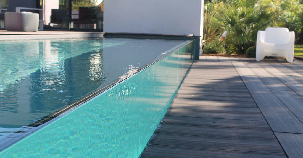 piscine parois de verre avec débordement