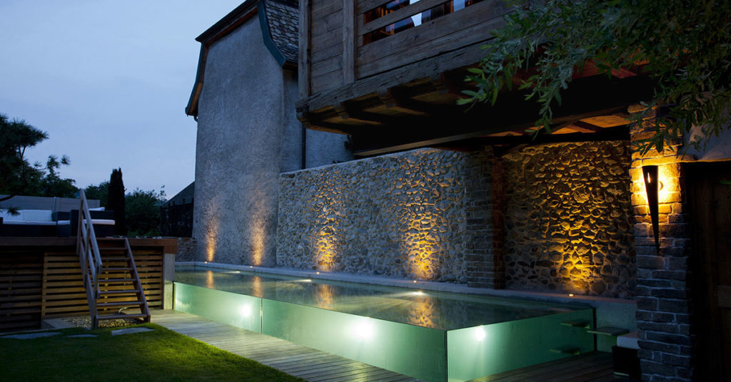 piscine de nuit transparente