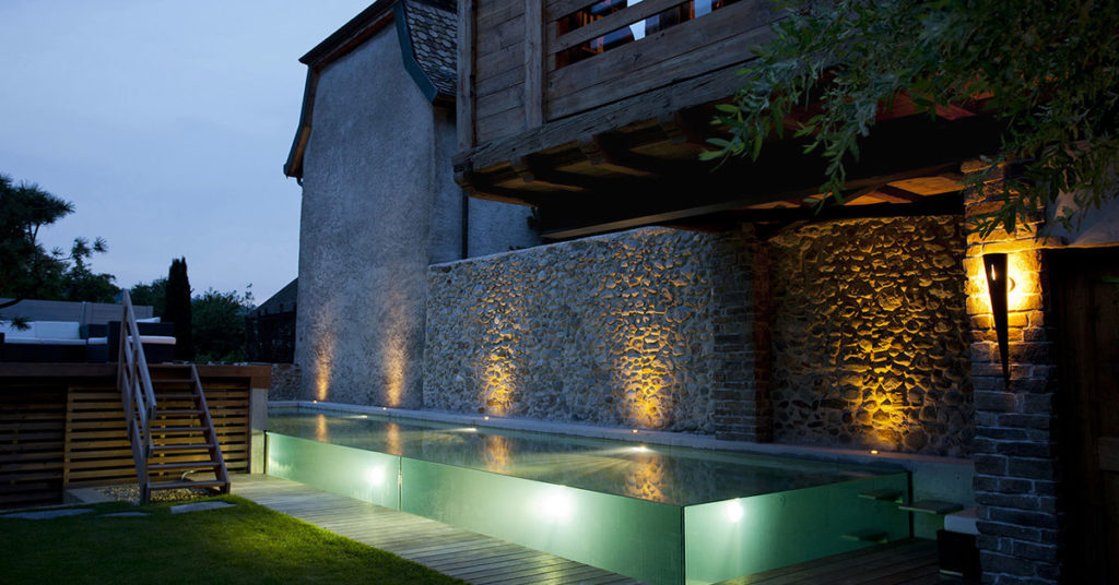 piscine de nuit transparente