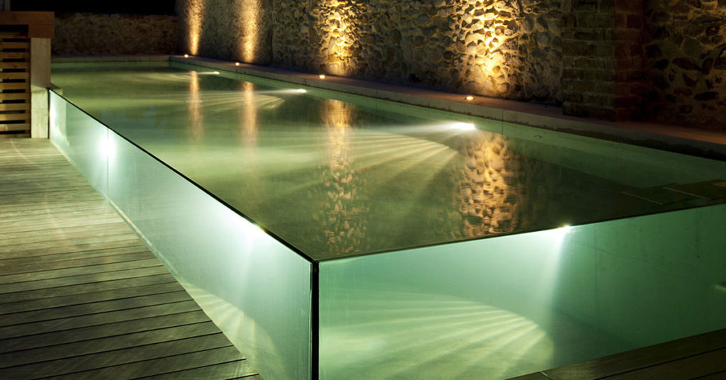 piscine de nuit à parois de verre