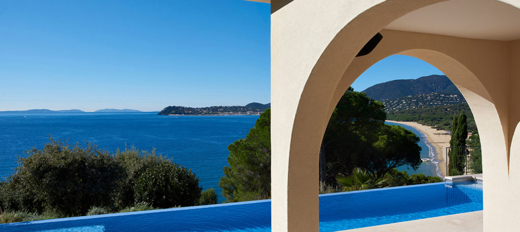 piscine mosaïque en béton vue sur mer