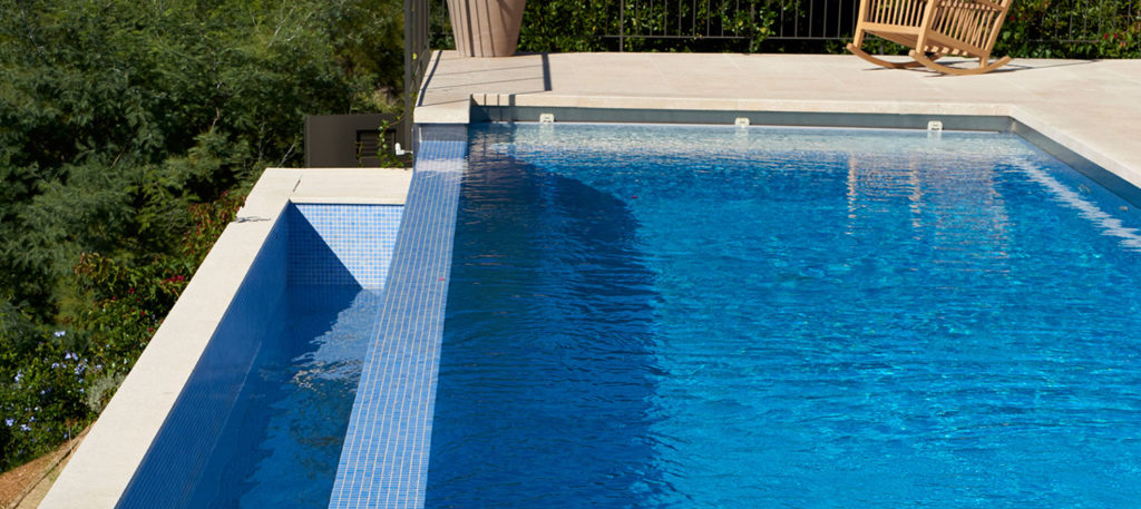 piscine en mosaïque à débordement