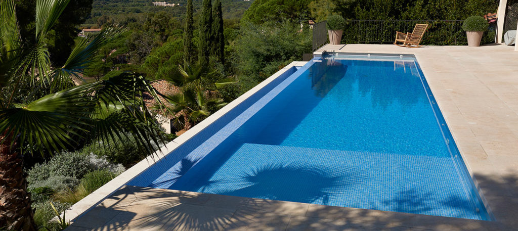 piscine à débordement réalisée en béton revêtue de mosaïque