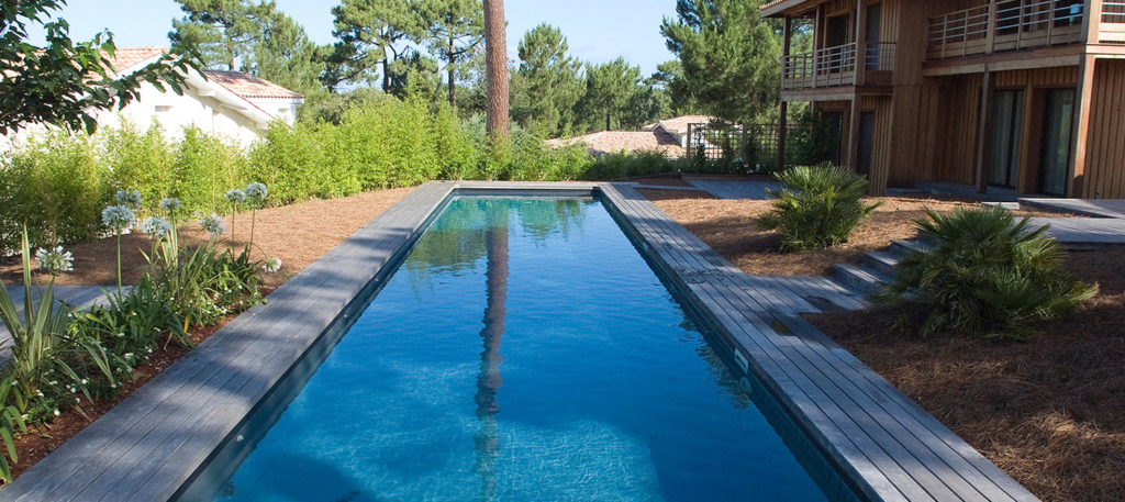 couloir de nage avec terrasse bois