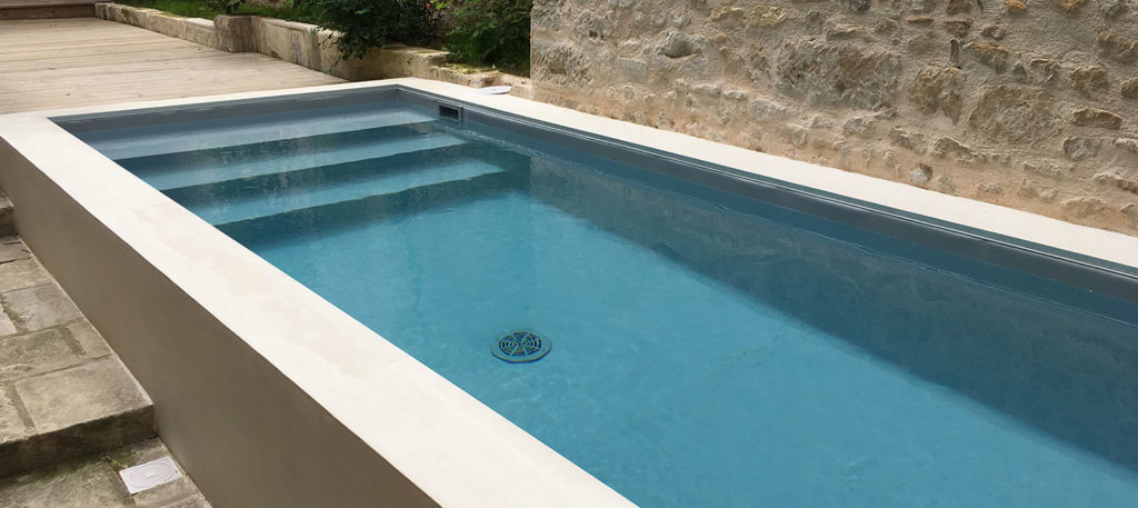 mini piscine dans une cour intérieure