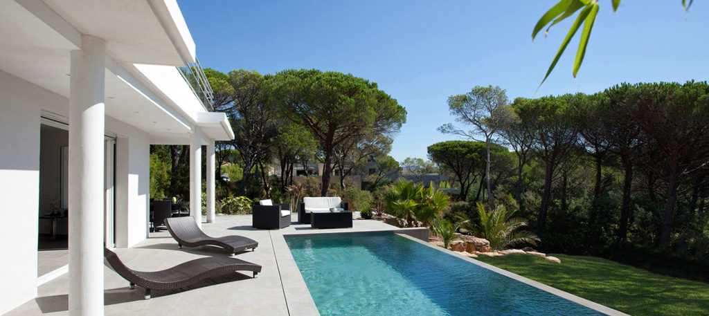 piscine à débordement en carrelage gris