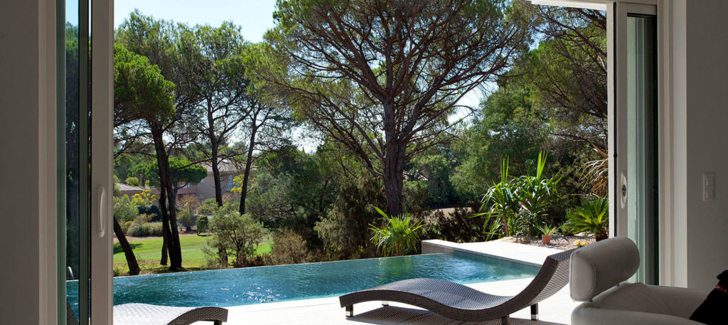 piscine à débordement avec vue sur jardin