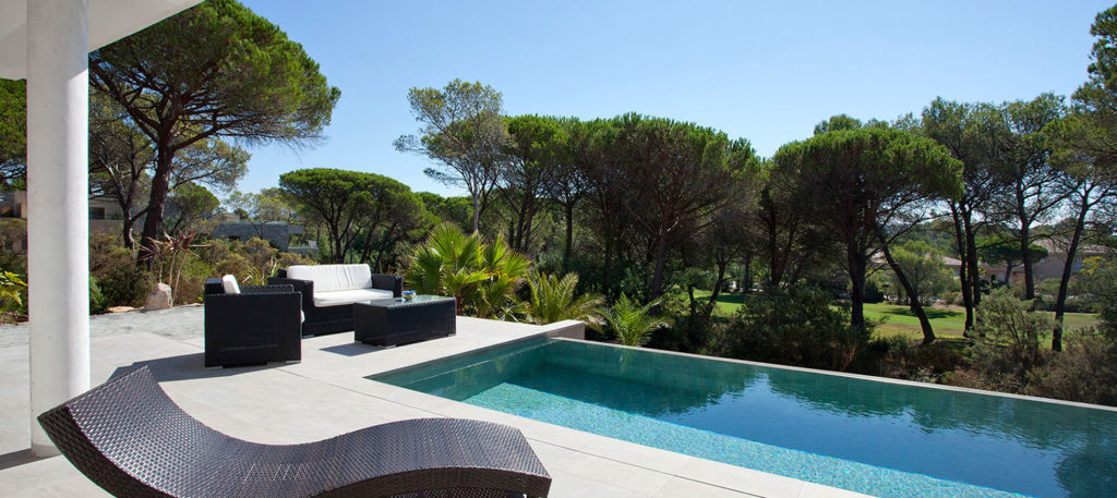 piscine à débordement avec mobilier en résine