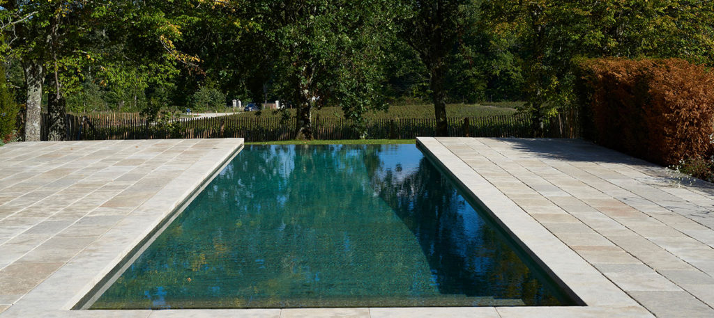 piscine à débordement en béton brut