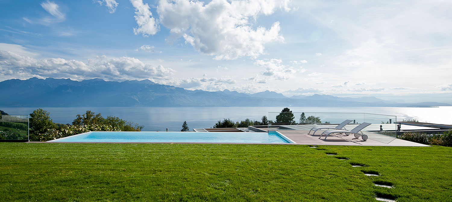 piscine à débordement sur deux côtés