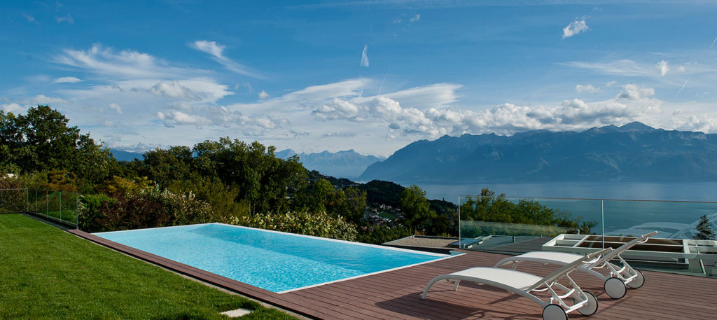 piscine à débordement terrasse aménagée