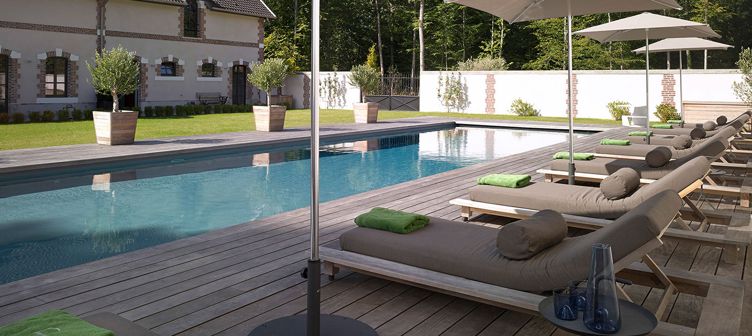 bains de soleil autour de la piscine
