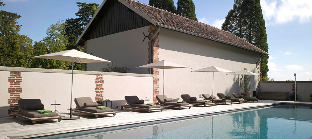 piscine collective maison d'hôtes avec espace détente