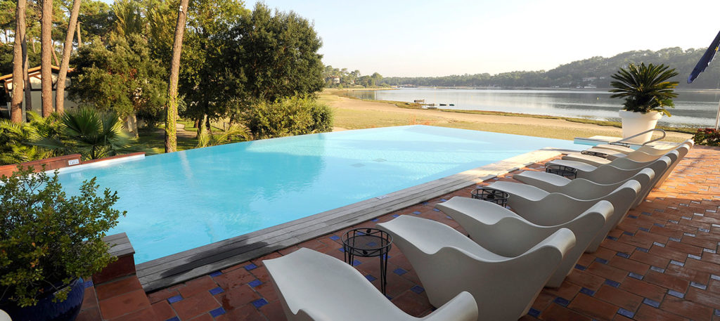 piscine forme libre avec mobilier extérieur