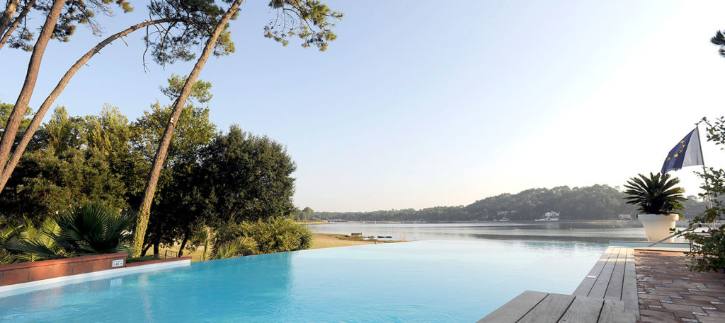 piscine forme libre vue sur le lac d'hossegor