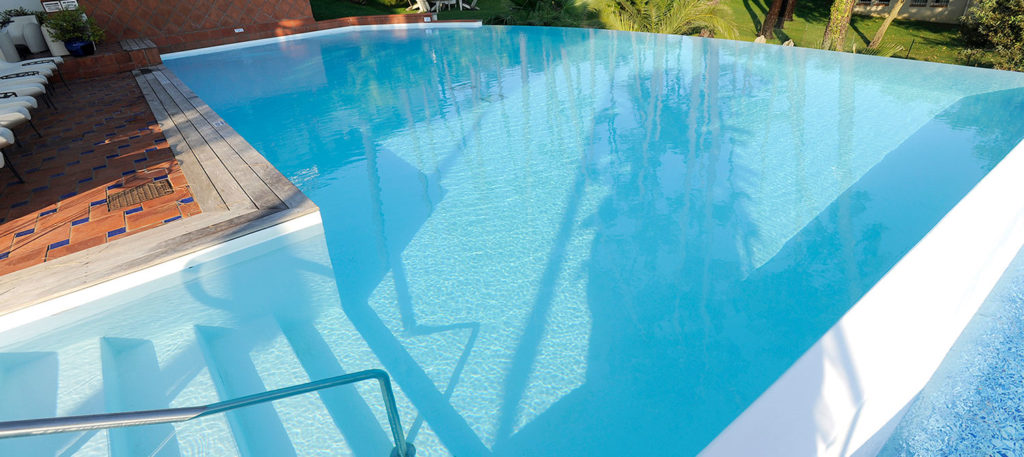 piscine d'hôtel forme libre avec escalier