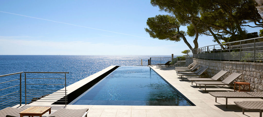 piscine à débordement d'un hôtel à Cassis