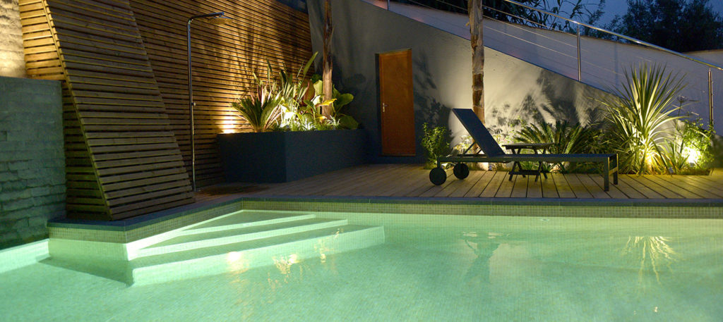 escalier piscine en angle avec éclairage nocturne