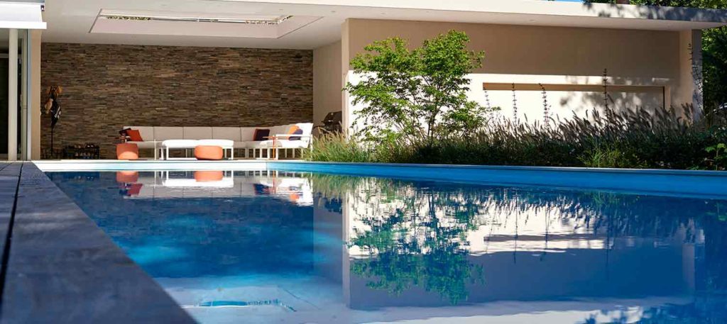 piscine rectangulaire avec pool-house