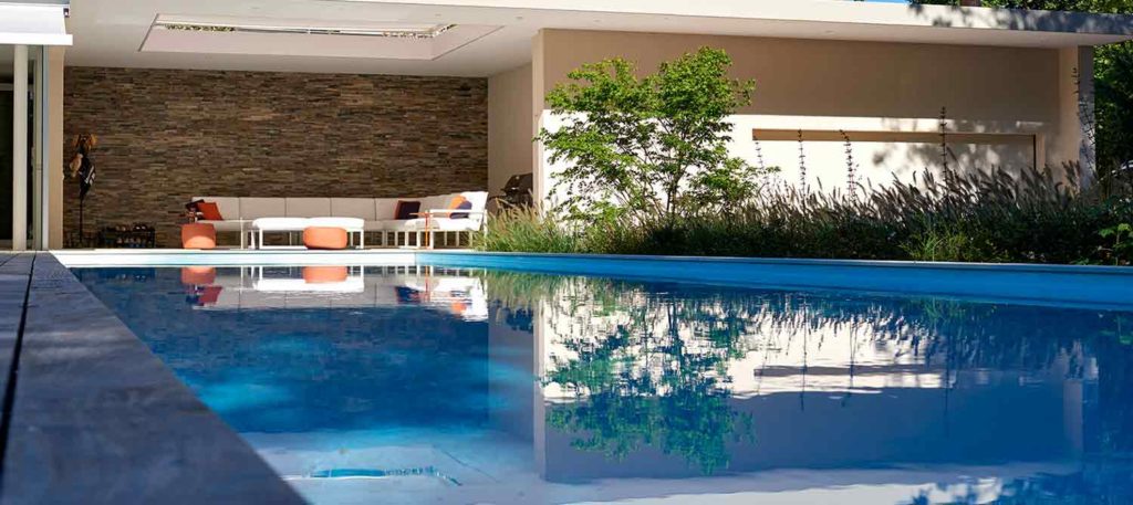 piscine rectangulaire avec pool-house
