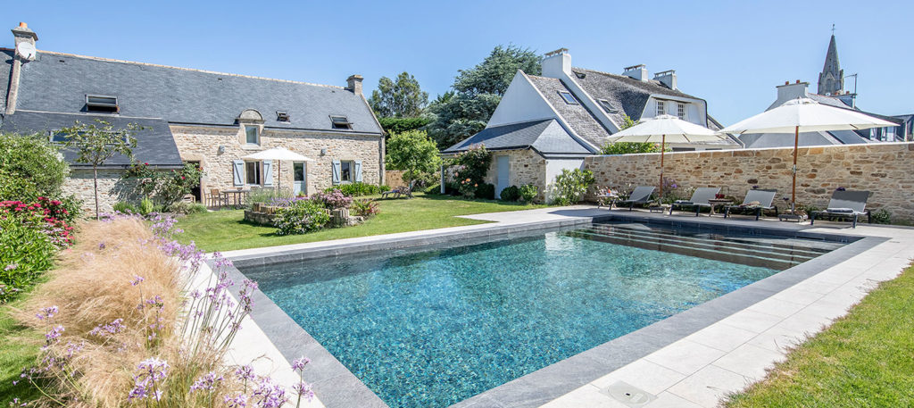 piscine familiale paysagée en carrelage