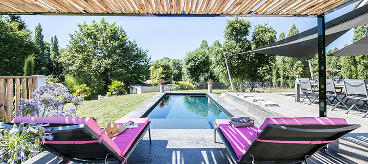 petite piscine paysagée avec pergola