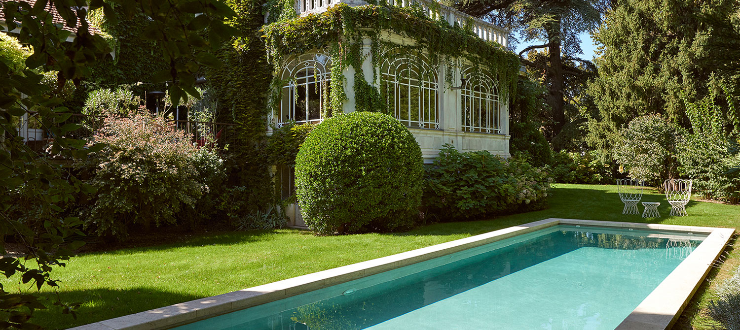 piscine extérieure béton brut paysagée