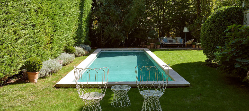 piscine béton brut dans un petit jardin