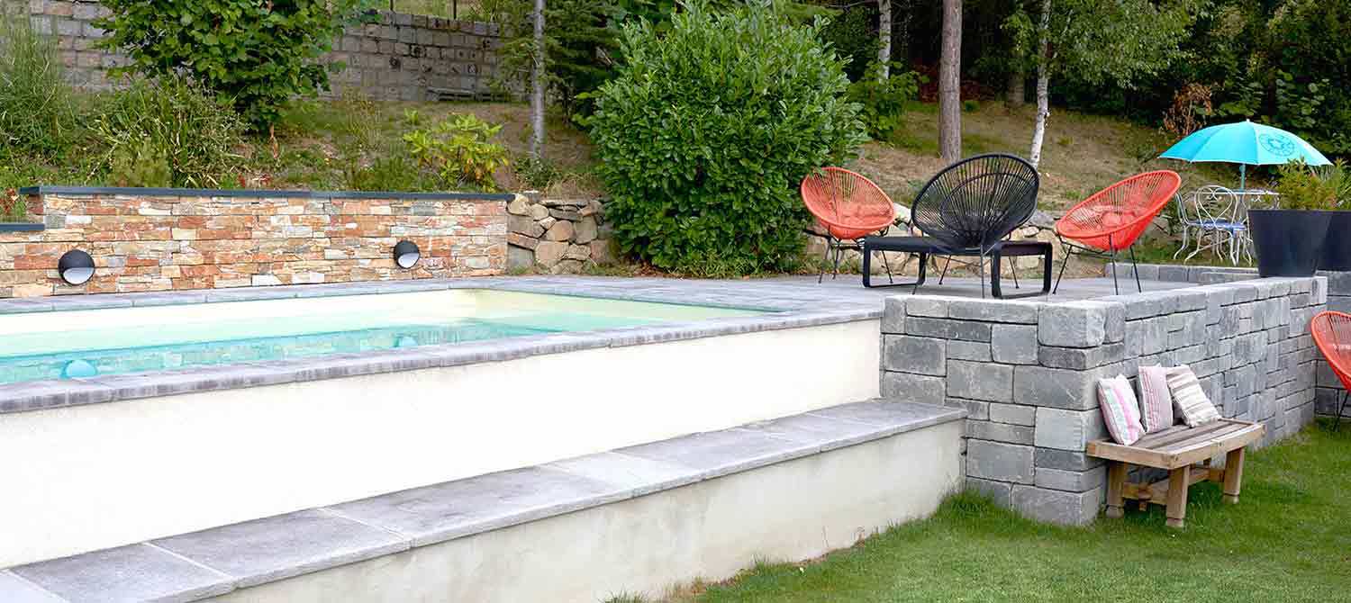Petite piscine sur terrain en pente aménagé Piscines Carré Bleu
