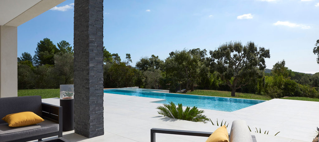 piscine en carrelage et espace détente