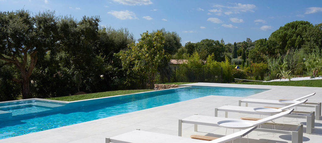 piscine et spa avec bains de soleil