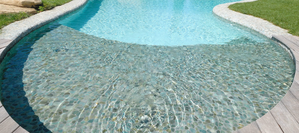 piscine ligne courbe avec plage
