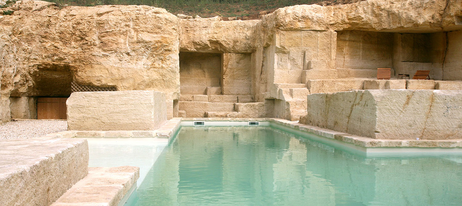 piscine minérale construite dans une carrière