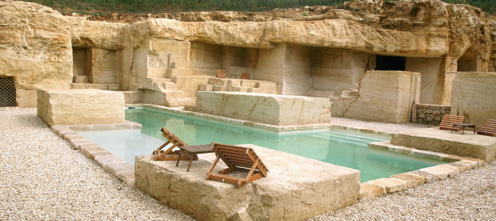 piscine minérale entourée de roche