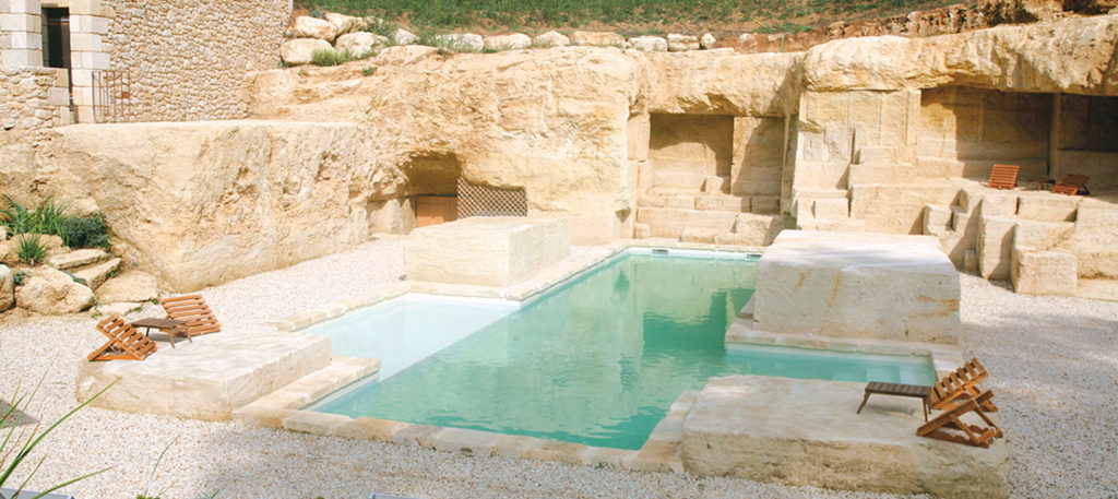 piscine sur-mesure construite dans une carrière