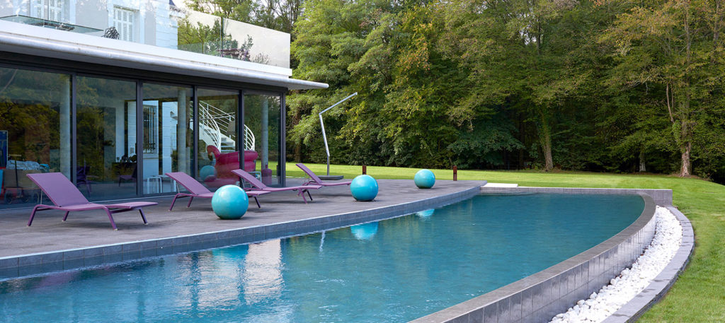 piscine carrelée à débordement personnalisée