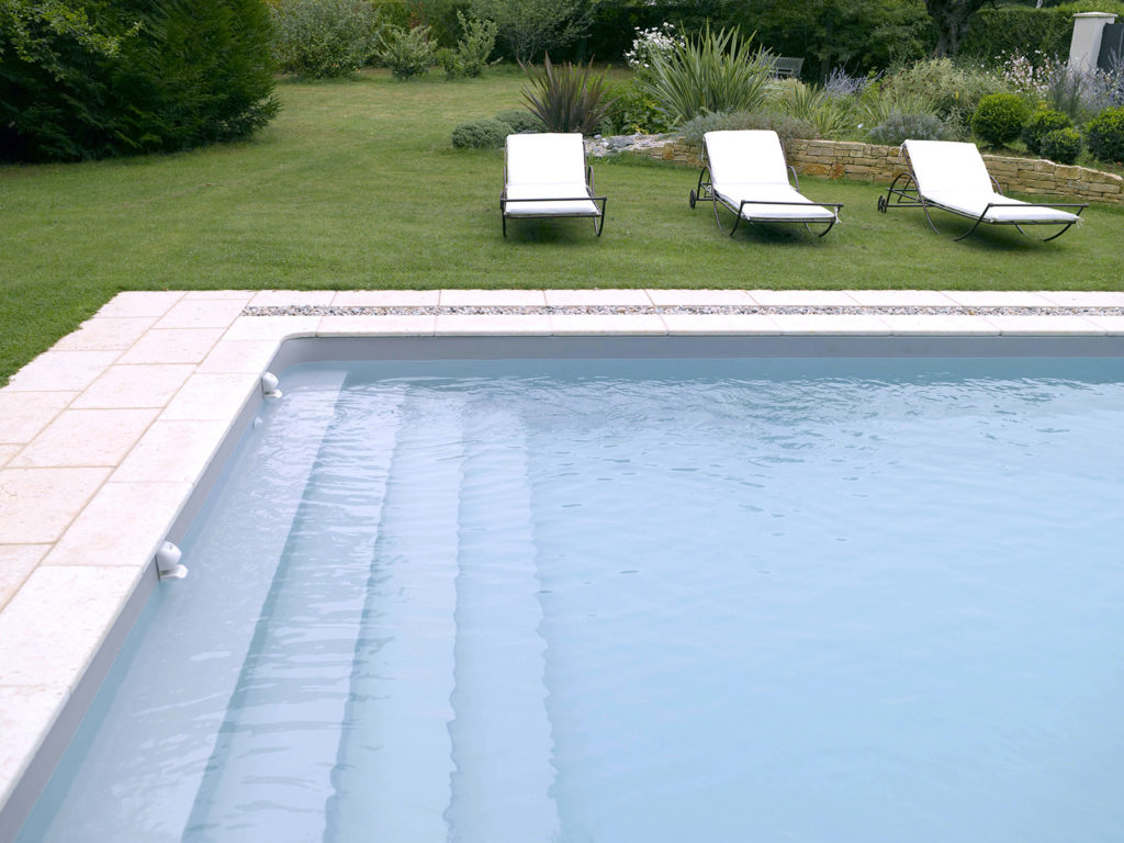 escalier piscine sur la longueur