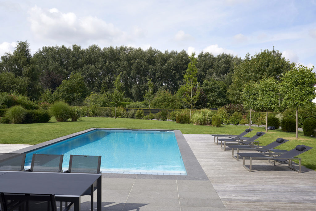 piscine paysagee avec mobilier outdoor