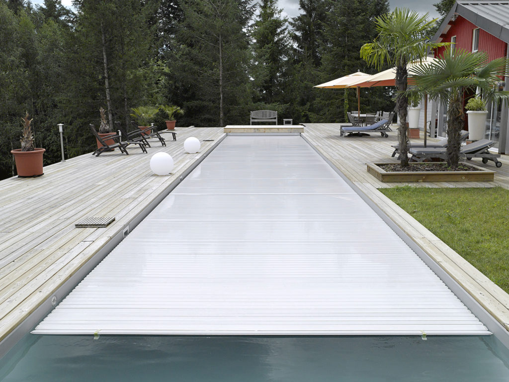 piscine couloir de nage avec volet brive