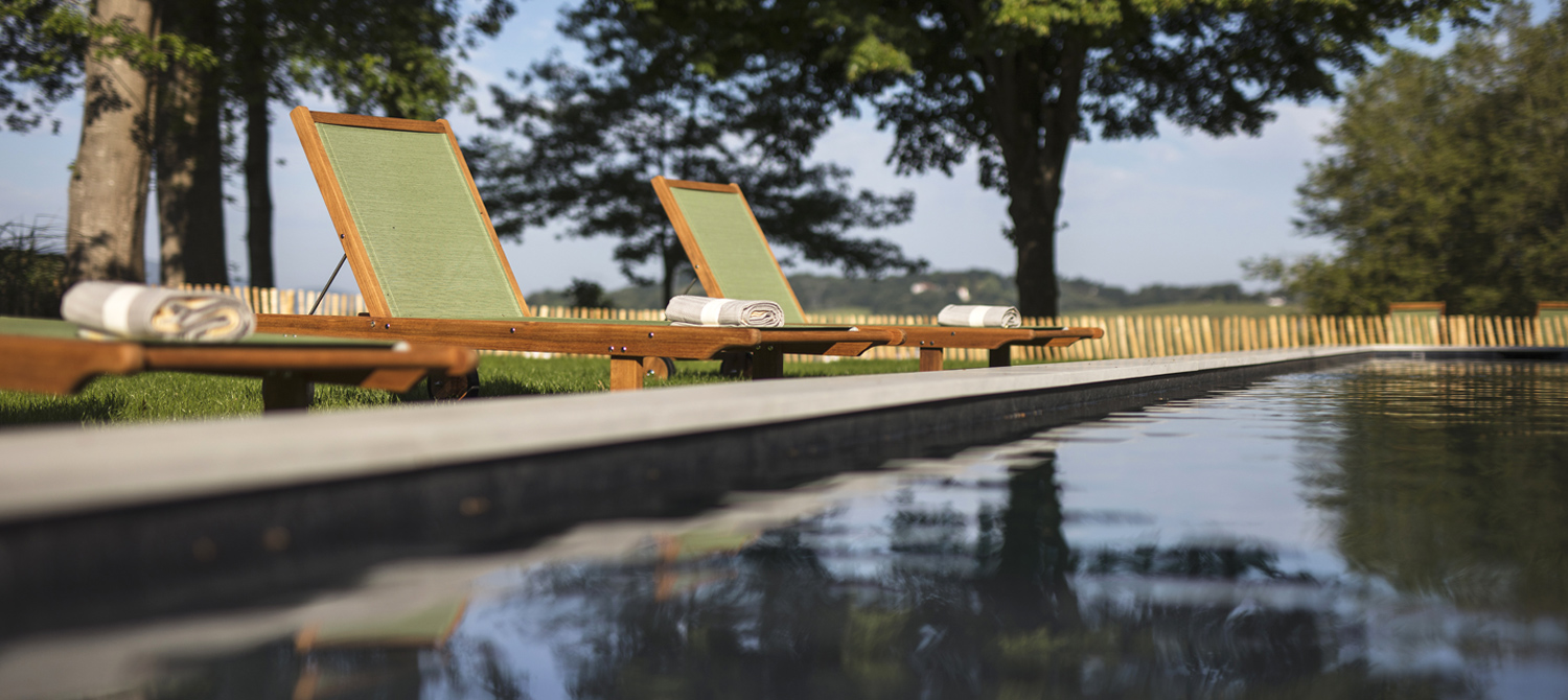 auberge basque au bord de la piscine