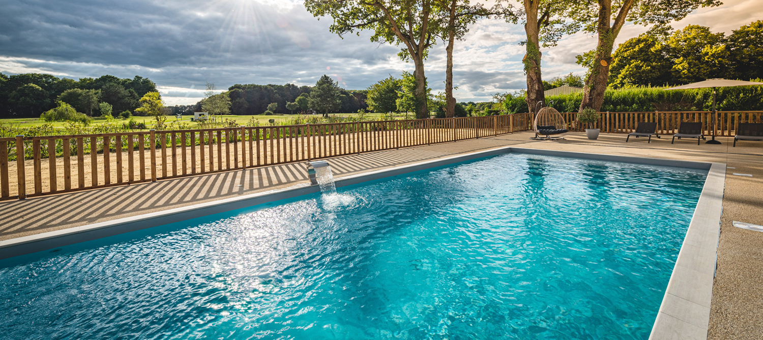 piscine hôtel carré bleu connecté