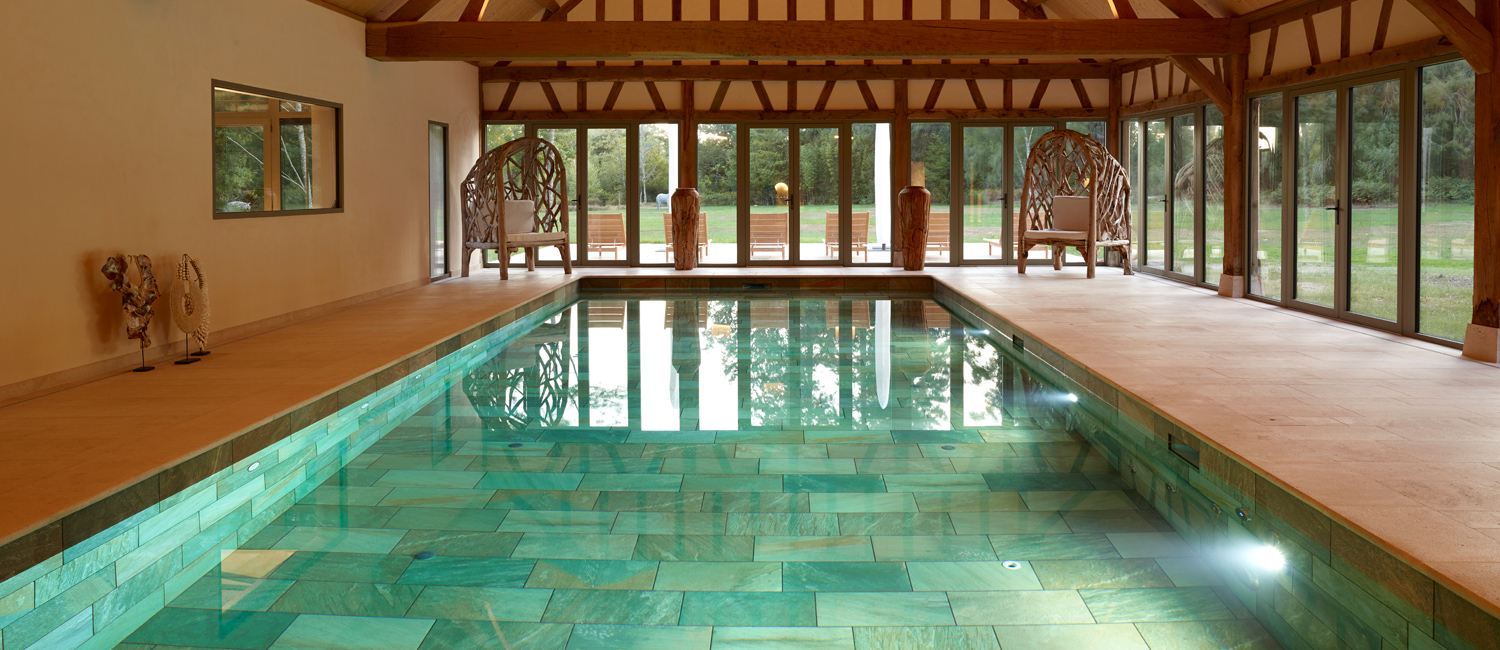 Grande piscine intérieure en Sologne | Piscines Carré Bleu