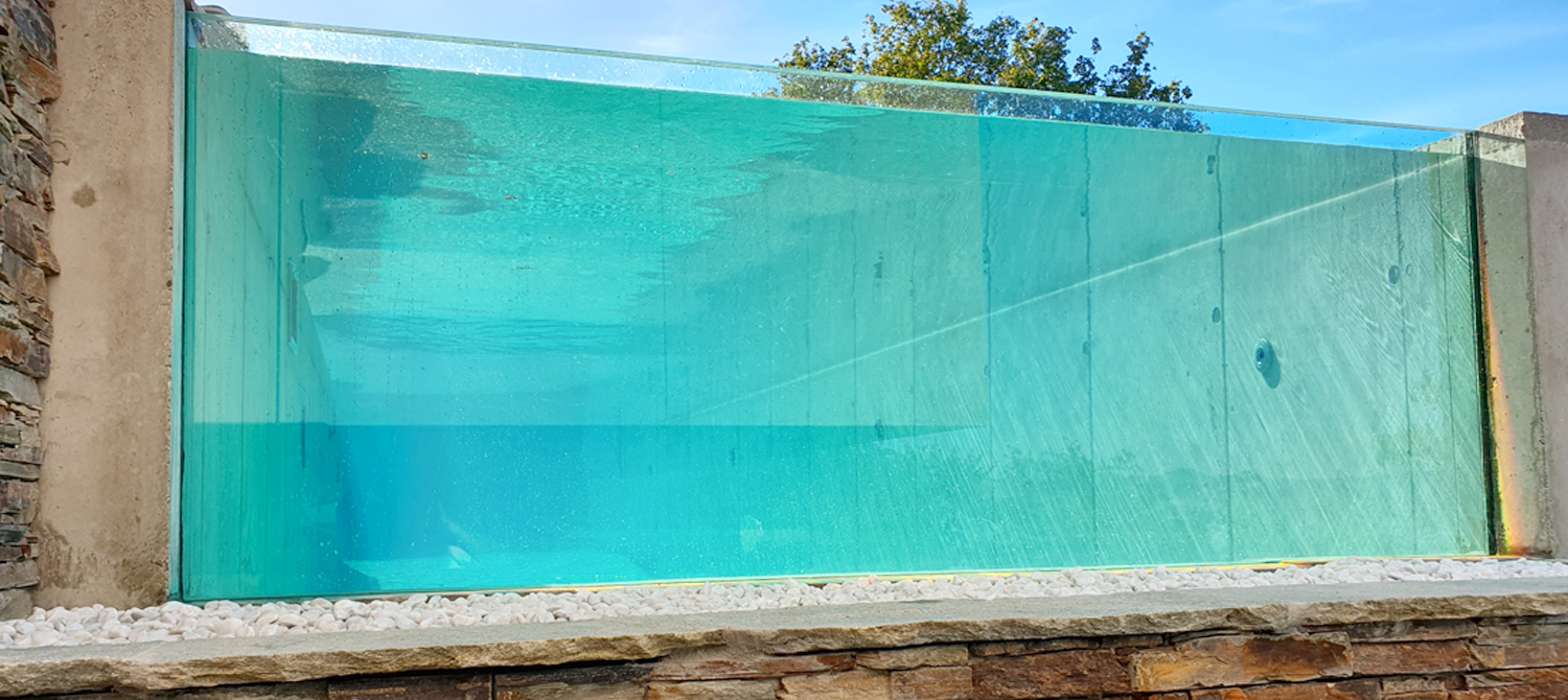 piscine paroi verre 74